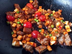 放入牛肉脯、杏鲍菇、豌豆、小番茄，迅速翻炒均匀。