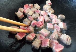 将牛肉粒煎至颜色发白就立刻盛出备用。