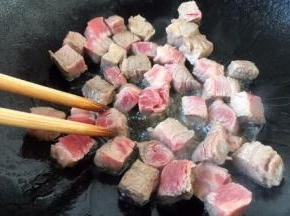 将牛肉粒煎至颜色发白就立刻盛出备用。
