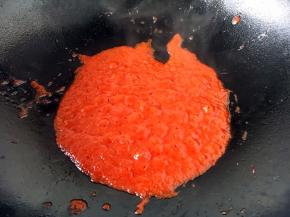 锅里放入1汤勺泡杏干的水，放入2勺的番茄酱，1勺的泰式甜辣酱。