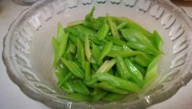 西芹洗净焯水