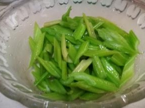 西芹洗净焯水