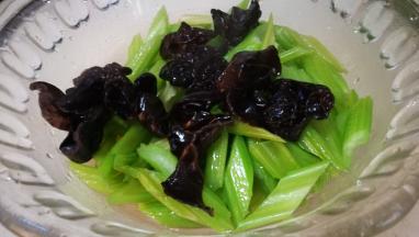 黑木耳泡发煮熟 捞出放入大碗中