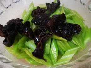黑木耳泡发煮熟 捞出放入大碗中