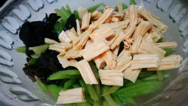 腐竹泡发煮熟