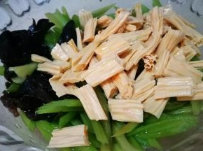 腐竹泡发煮熟