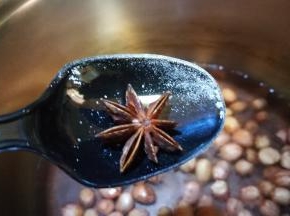 花生米放八角 盐煮熟