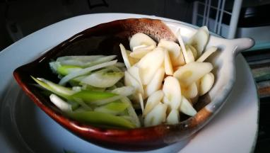 大葱切葱花 大蒜切成片