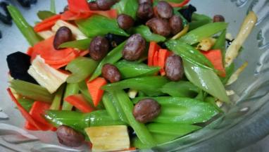 将花生米和胡萝卜片倒入大碗中