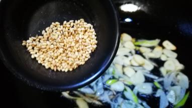 热油爆香葱蒜 倒入芝麻