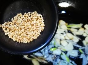 热油爆香葱蒜 倒入芝麻