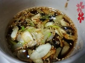 小碗中倒入生抽和醋 少许盐白糖 拌匀 倒入葱蒜油