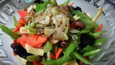 将料汁倒入大碗拌匀即可