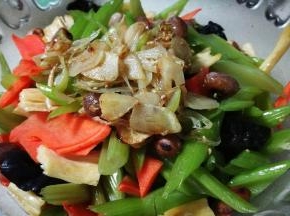 将料汁倒入大碗拌匀即可