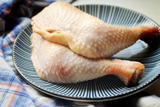 选择两个大鸡腿，洗净。鸡腿是鸡身上比较好吃的部位，口感很鲜嫩也不会太柴。