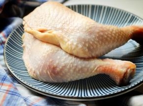 选择两个大鸡腿，洗净。鸡腿是鸡身上比较好吃的部位，口感很鲜嫩也不会太柴。