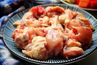 鸡腿剁成小块，也不要太小，太小的话做熟之后会变得很碎，不好看，太大不易熟透。因为做的时候不加水，全靠自己的水分来焖熟。