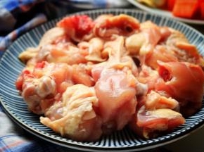 鸡腿剁成小块，也不要太小，太小的话做熟之后会变得很碎，不好看，太大不易熟透。因为做的时候不加水，全靠自己的水分来焖熟。