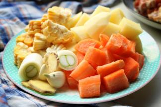 蔬菜也处理一下。土豆先纵剖两下变成四长粗条，再切成小块。胡萝卜也切块，大小都和鸡块相仿即可。玉米先切段，再把每一段分成三份。同一个菜食材的大小要大致相同，看起来会美观舒服。这次买的玉米是甜玉米，口感很脆，味道很甜，和鸡肉更配。我特别喜欢玉米，无论煲汤还是入菜都能增加独特的风味，而且营养也很丰富。