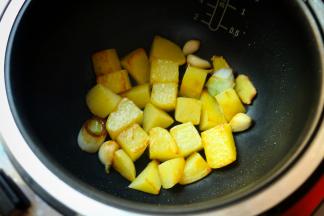 土豆块先放进去煎一下，煎到表面发黄，先煎黄的土豆经过焖炖会特别香糯绵软，试过一次你就知道了。剪好的土豆先盛出来待用。