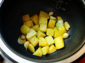 土豆块先放进去煎一下，煎到表面发黄，先煎黄的土豆经过焖炖会特别香糯绵软，试过一次你就知道了。剪好的土豆先盛出来待用。