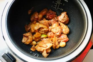 再下入鸡块翻炒一下，看到鸡块表面微微变色就好了。加入生抽和盐调味，也让鸡块微微上色，这个菜不算浓油赤酱，所以调料都加的很少，我也没有放花椒等香料。