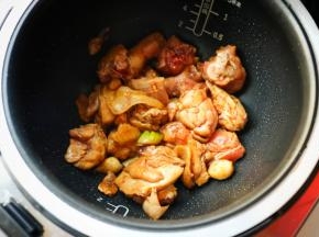 再下入鸡块翻炒一下，看到鸡块表面微微变色就好了。加入生抽和盐调味，也让鸡块微微上色，这个菜不算浓油赤酱，所以调料都加的很少，我也没有放花椒等香料。