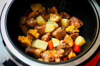 还剩下10分钟的时候，把刚才煎过的土豆块放进去，也可以一开始和胡萝卜等一起放入，我怕炖太久不成块，就分开放了。继续盖盖子等到程序结束。