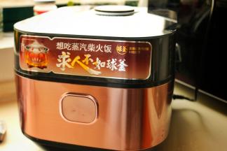 盖上电饭煲的盖子，这次就直接选个焖饭的程序就可以了，然后就可以去该干嘛就干嘛了。切记不要加水不要加水不要加水。