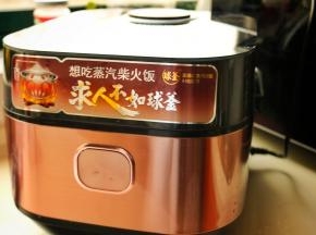 盖上电饭煲的盖子，这次就直接选个焖饭的程序就可以了，然后就可以去该干嘛就干嘛了。切记不要加水不要加水不要加水。