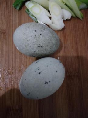 挑选两只松花蛋