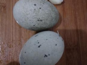 挑选两只松花蛋