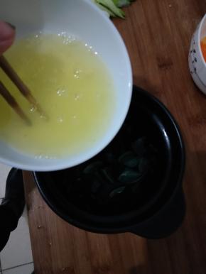 蛋白打散浇在松花蛋碎上