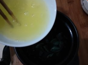 蛋白打散浇在松花蛋碎上