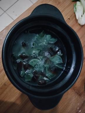 拌均匀点放入锅里隔水炖