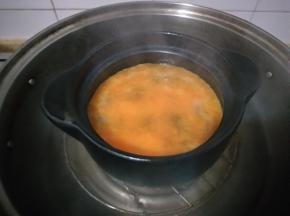 浇在蛋白上加盖继续蒸