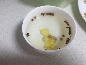 接上一碗水，放入姜片与花椒泡味