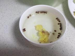 接上一碗水，放入姜片与花椒泡味
