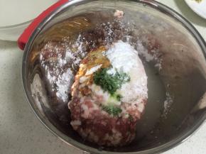 肉末加入香菜叶、淀粉、胡椒粉、盐、生抽、泡好的花椒与姜水先倒一半