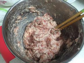 然后用筷子搅拌上劲~（我是搅了差不多半小时左右）