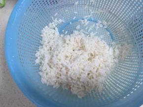 把泡好的糯米捞起沥干水备用