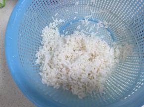 把泡好的糯米捞起沥干水备用