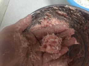 取出肉糜，用手来回搓圆。
