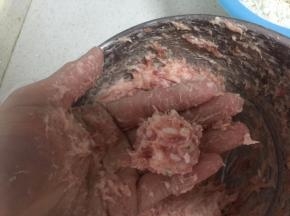 取出肉糜，用手来回搓圆。