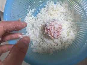 把搓圆的丸子滚上糯米，丸子身上粘均匀