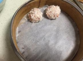 放入摆好油纸的蒸笼里（没蒸笼可以用碟子）