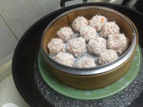 依次做好摆放在蒸笼里，锅中水开后把蒸笼放入，中火蒸至20-25分钟即可。