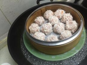 依次做好摆放在蒸笼里，锅中水开后把蒸笼放入，中火蒸至20-25分钟即可。