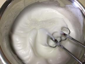 高速打发至有纹路状态，加入10克白砂糖