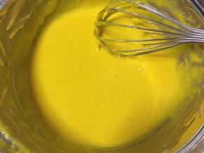 搅拌至无颗粒状态，不能花圈搅拌哦，面糊容易起筋